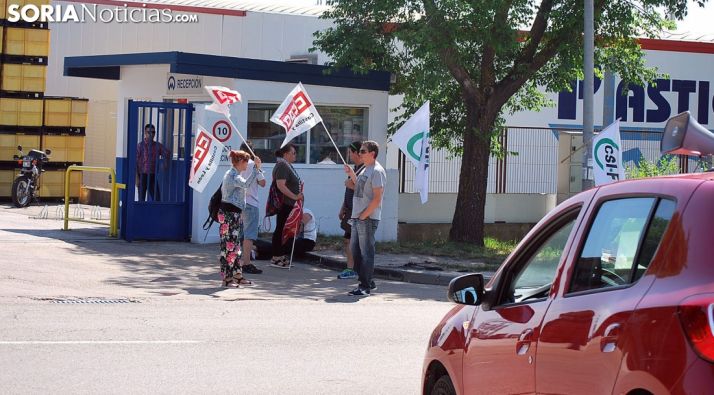 Representantes sindicales a la entrada de la factoría Fico Mirrors este mediodía. /SN
