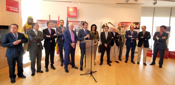 El consejero de Medio Ambiente, (ctro.) presenta la campaña contra el fuego. /Jta.
