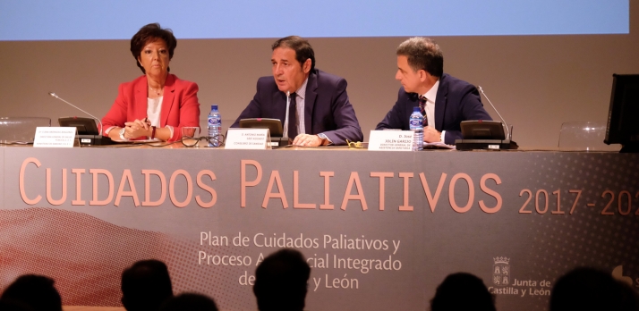 El consejero de Sanidad, en el centro, en la presentación del plan.