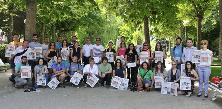 Miembros de las plantillas de ambos periódicos.