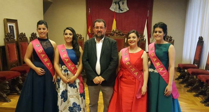 Jesús Rubio, con la reina y damas de fiestas en Ágreda este miércoles.