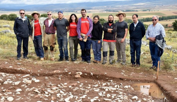 El equipo que lleva a cabo las excavaciones y responsables de la Admnistración. /Jta.