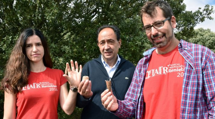 los arqueólogos Alicia Jiménez y Jesús Bermejo con el delegado de la Junta, Manuel López./Jta.