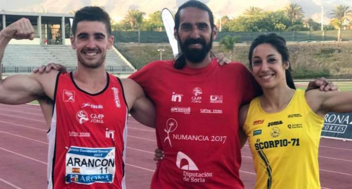 Los dos atletas con su entrenador.