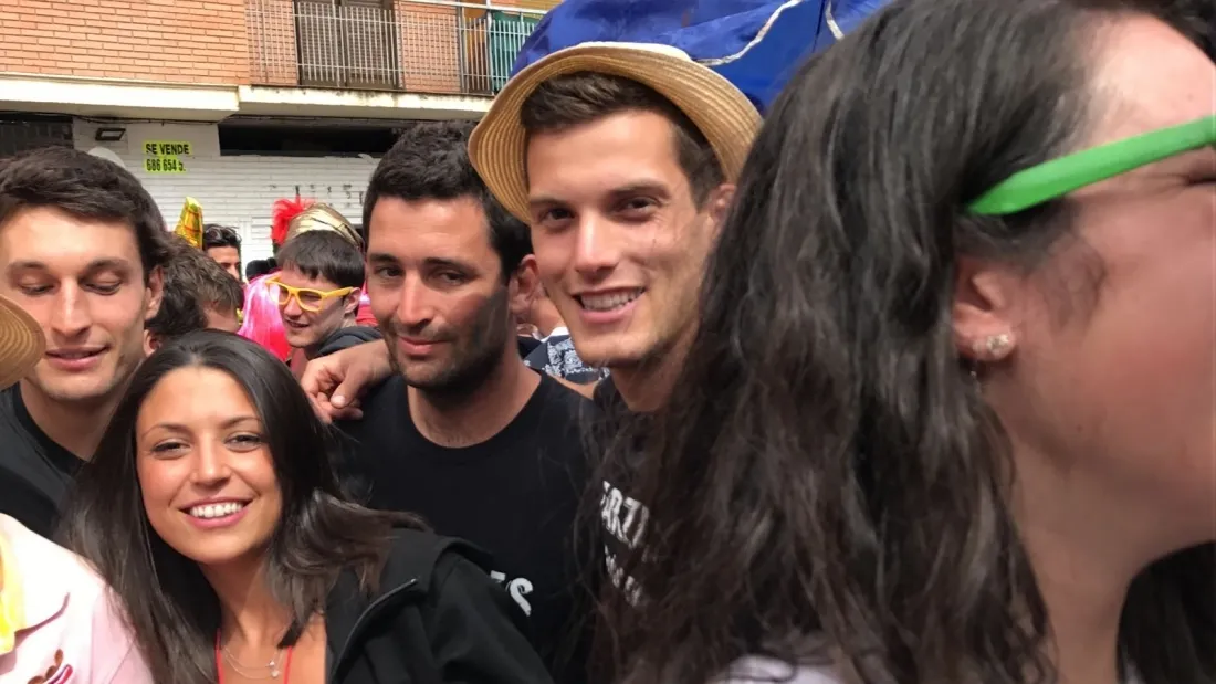 Foto 10 - La lluvia tambi&eacute;n ha querido estar en la fiesta