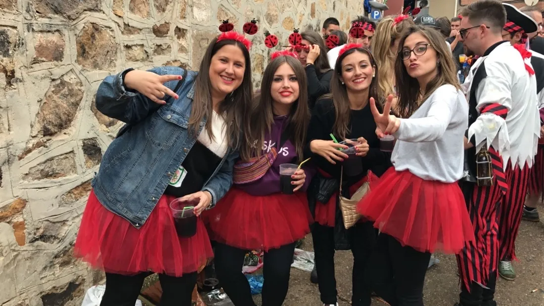 Foto 8 - La lluvia tambi&eacute;n ha querido estar en la fiesta