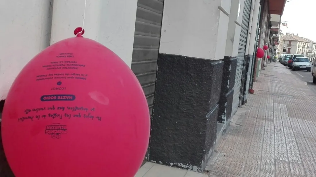Foto 2 - Globos rojos anuncian las Fiestas de la juventud en Almaz&aacute;n