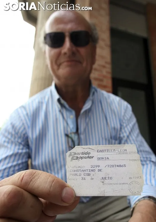 De Pablo muestra su carnet de afiliado./SN