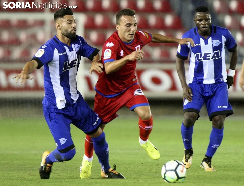 Foto 2 - Un Numancia &ldquo;reinventado&rdquo; se presenta ante la afici&oacute;n