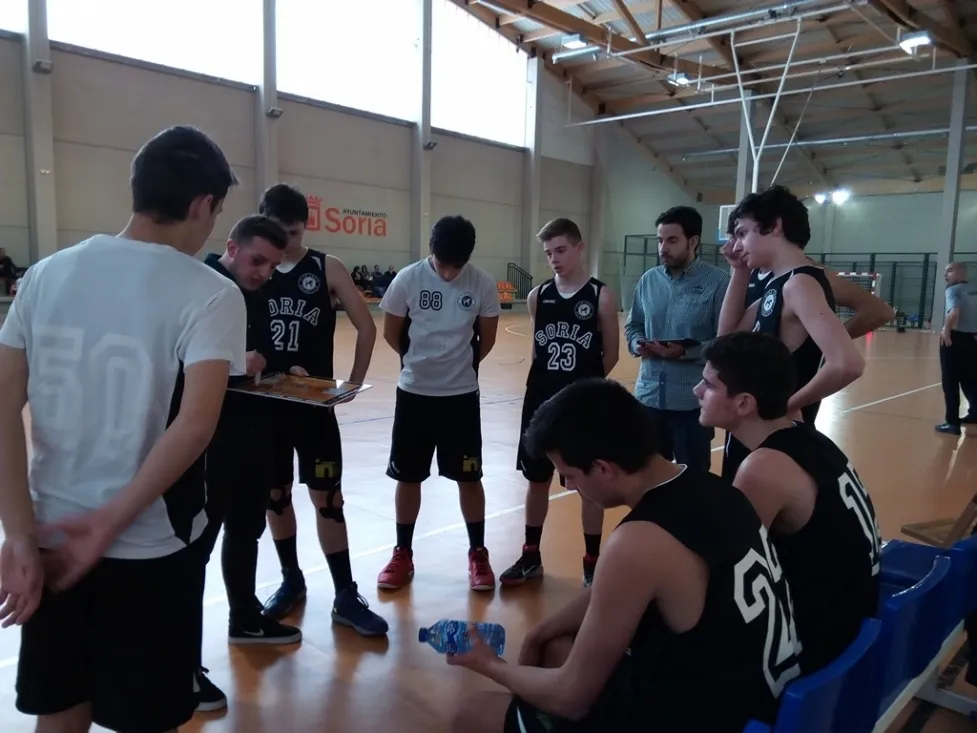 Alejandro Paniagua entrenando al CBS. / CBS
