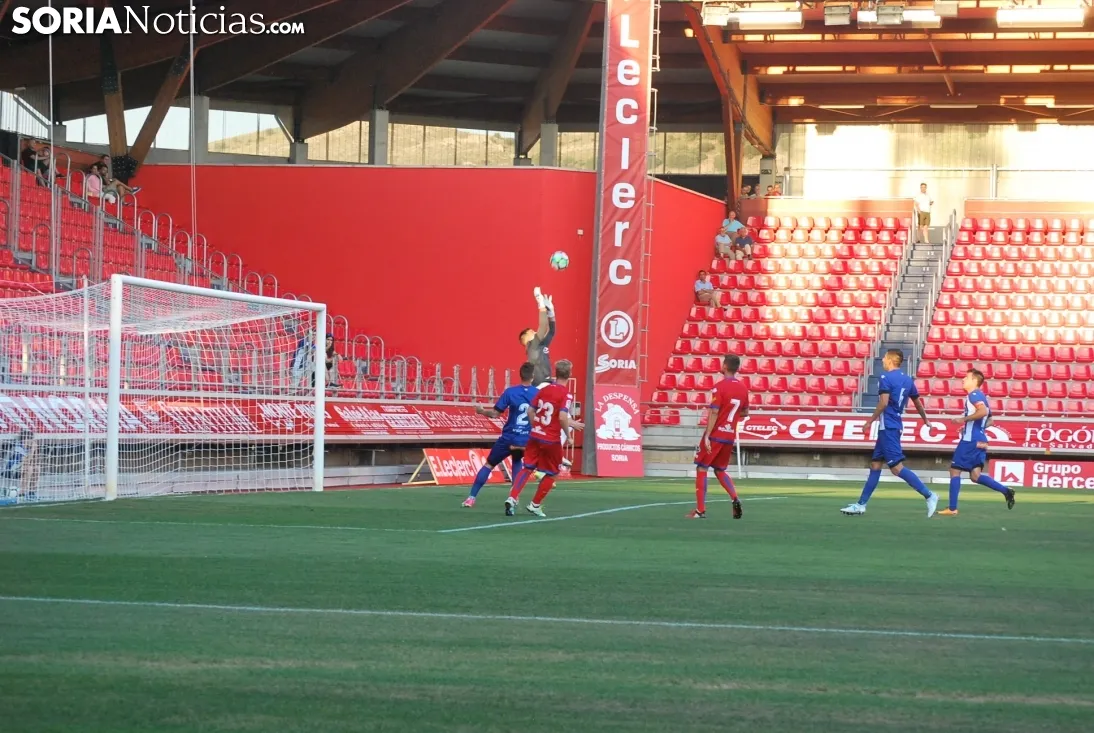 Foto 11 - Un Numancia &ldquo;reinventado&rdquo; se presenta ante la afici&oacute;n