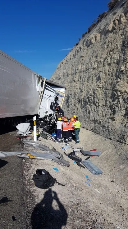 Aspecto de los camiones accidentados en la A-II. /Subd.