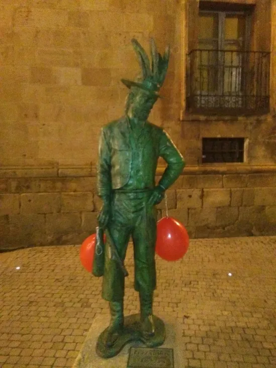 Foto 10 - Globos rojos anuncian las Fiestas de la juventud en Almaz&aacute;n