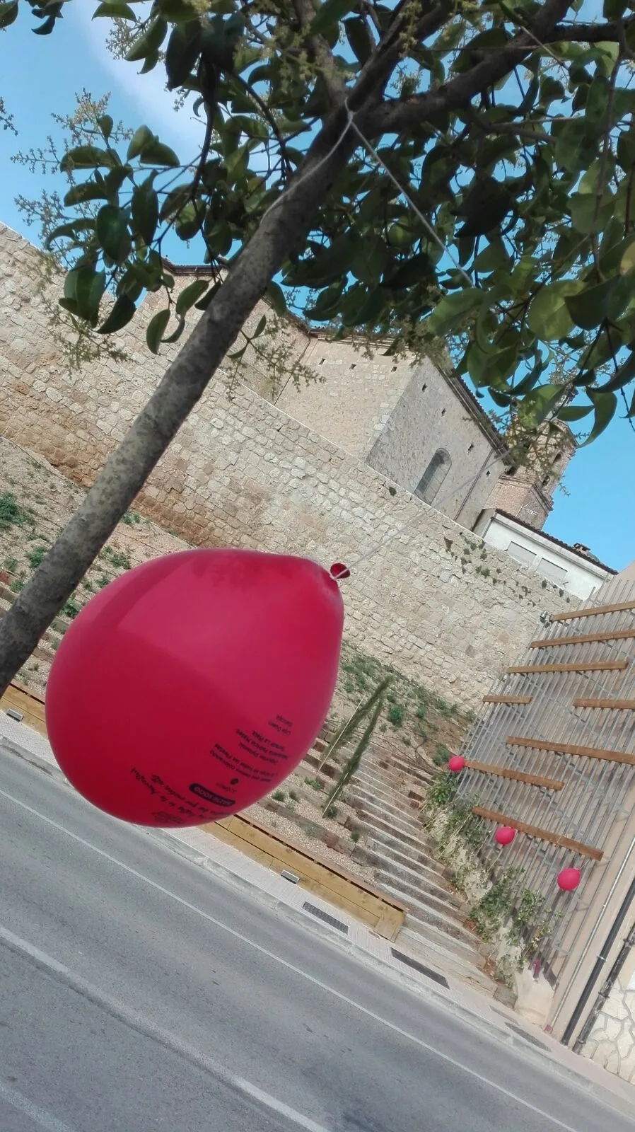 Foto 9 - Globos rojos anuncian las Fiestas de la juventud en Almaz&aacute;n
