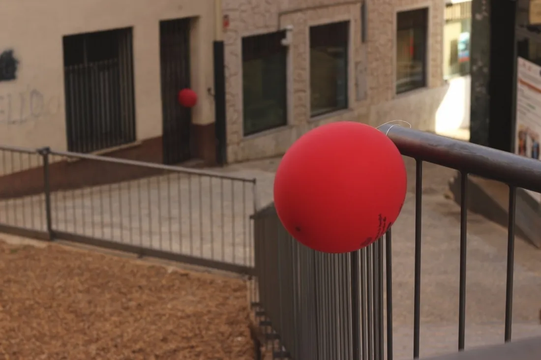 Foto 8 - Globos rojos anuncian las Fiestas de la juventud en Almaz&aacute;n