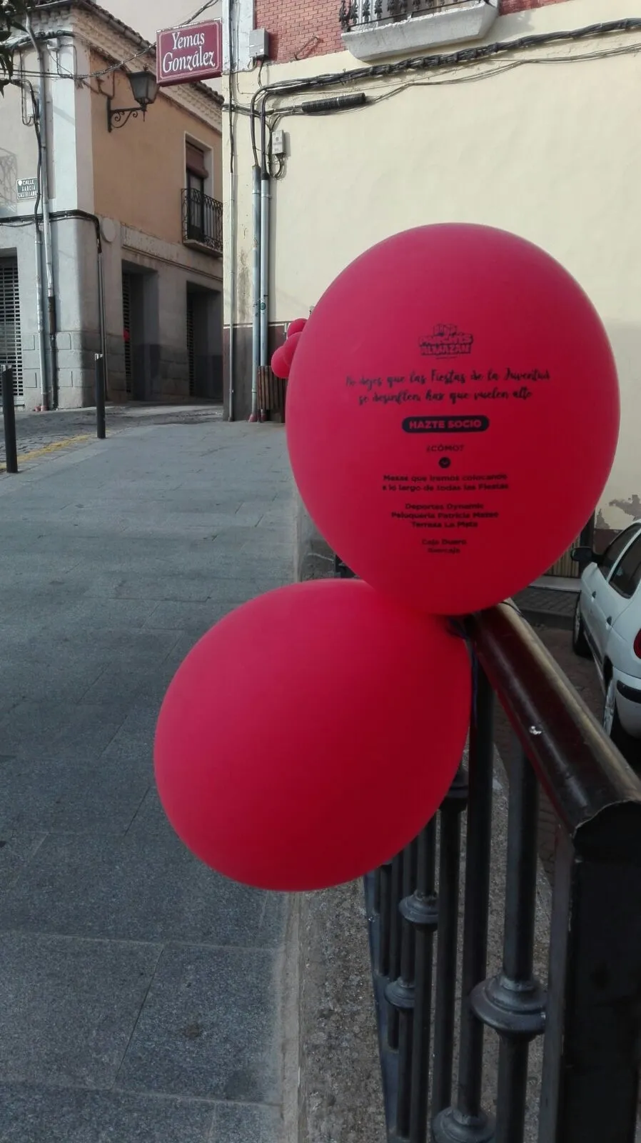 Foto 7 - Globos rojos anuncian las Fiestas de la juventud en Almaz&aacute;n