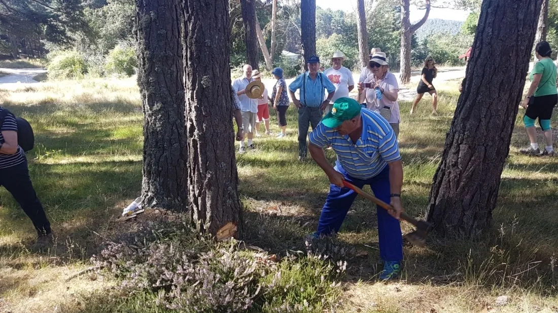 Los vecinos han recordado antiguas tareas tradicionales del monte. / S.N.