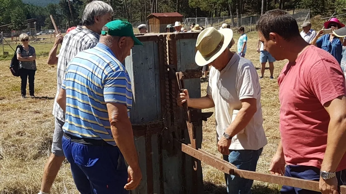 Los vecinos han recordado antiguas tareas tradicionales del monte. / S.N.