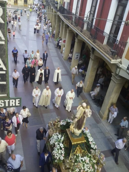 Foto 2 - La procesi&oacute;n de la Virgen del Carmen de la capital, arropada por cientos de personas