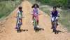 Tres jóvenes ciclistas por el camino a la altura de Ocenilla.