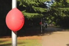Foto 6 - Globos rojos anuncian las Fiestas de la juventud en Almaz&aacute;n
