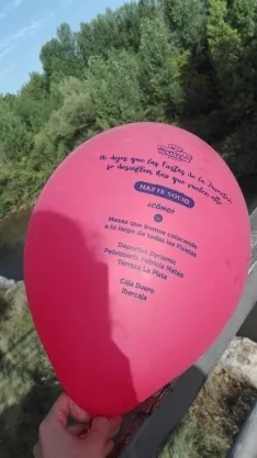 Foto 5 - Globos rojos anuncian las Fiestas de la juventud en Almaz&aacute;n