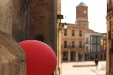 Foto 4 - Globos rojos anuncian las Fiestas de la juventud en Almaz&aacute;n
