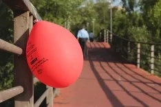 Foto 16 - Globos rojos anuncian las Fiestas de la juventud en Almaz&aacute;n