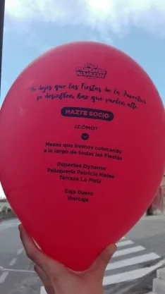 Foto 3 - Globos rojos anuncian las Fiestas de la juventud en Almaz&aacute;n