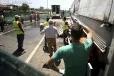 Un momento del embarque de los cerdos a otro vehículo./SN