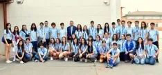 El director provincial de Educación, Javier Barrio, con los alumnos en el IES Politécnico./Jta.
