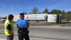Foto 16 - #LoMejorde2017 Vuelca un cami&oacute;n de cerdos en la rotonda del Caballo Blanco