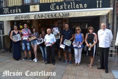 Ganadores y acompañantes del I Concurso de Fotografías Sanjuaneras del Mesón Castellano. /SN