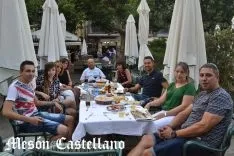 Disfrutando de un aperitivo en la terraza del Mesón Castellano, en la plaza Mayor. /SN