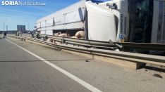 El camión volcado en el lugar del suceso. / SN