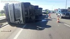 El camión volcado en el lugar del suceso. / SN