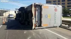 El camión volcado en el lugar del suceso. / SN