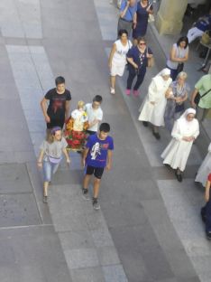 Foto 6 - La procesión de la Virgen del Carmen de la capital, arropada por cientos de personas