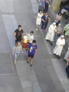 Foto 6 - La procesi&oacute;n de la Virgen del Carmen de la capital, arropada por cientos de personas