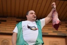 Foto 146 - Galer&iacute;a de fotos: Cientos de sorianos y visitantes subastan carne en un S&aacute;bado Ag&eacute;s muy participativo