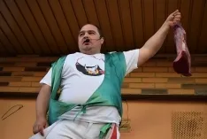 Foto 150 - Galer&iacute;a de fotos: Cientos de sorianos y visitantes subastan carne en un S&aacute;bado Ag&eacute;s muy participativo