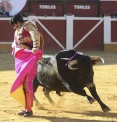 Foto 5 - Padilla sale por la puerta grande tras cortar una oreja a cada uno de su lote
