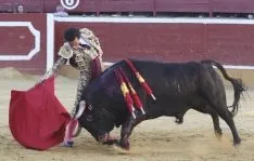 Foto 3 - Padilla sale por la puerta grande tras cortar una oreja a cada uno de su lote