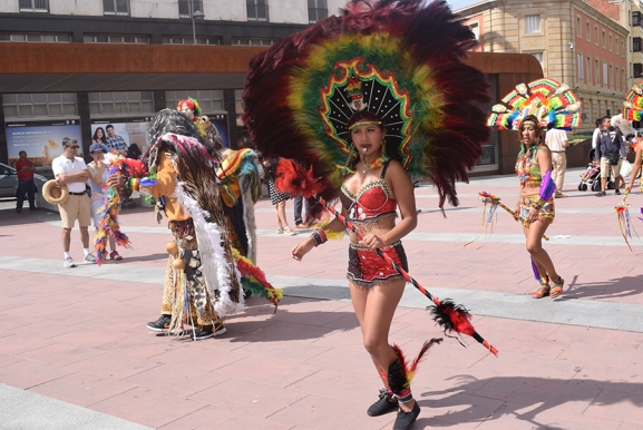 La comunidad boliviana e iberoamericana ofrece en Soria la vistosidad de su cultura tradicional. /SN
