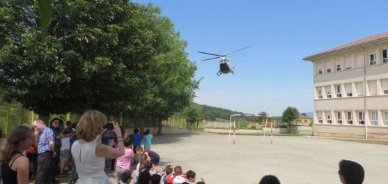 Un helicóptero de la GC sobre un colegio de la provincia.