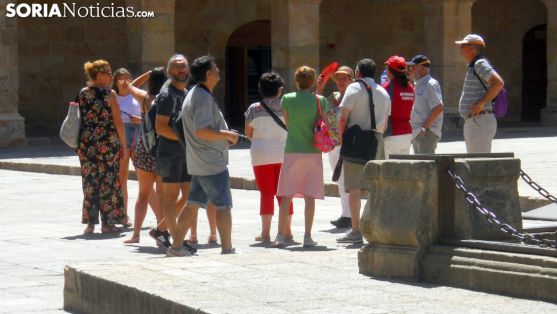 Un grupo de turistas en la plaza Mayor de la capital./SN