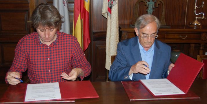 Carlos Martínez y Juanjo Milla firman el convenio./Ayto.