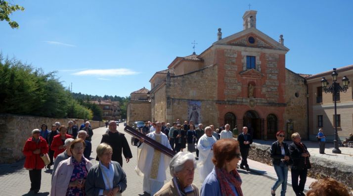 Una procesión cerca del templo./DOS