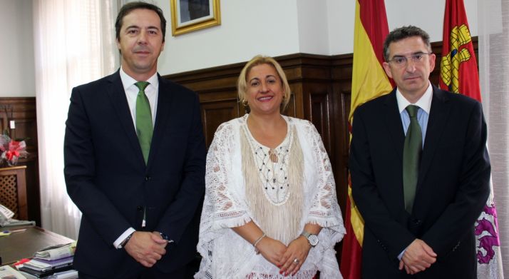 La subdelegada, con responsables de la empresa eléctrica este jueves.