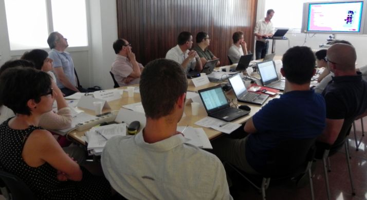 Una de las reuniones de trabajo celebrada en el centro de Lubia.